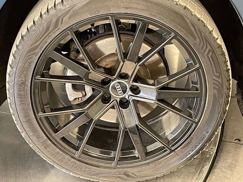 Used 2020 Audi Q8 Prestige w/ Prestige Package image 12