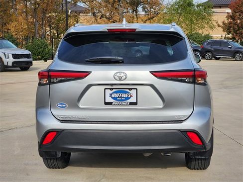 Used 2023 Toyota Highlander XLE image 6