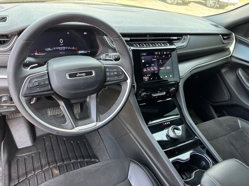 Used 2023 Jeep Grand Cherokee L Laredo image 12