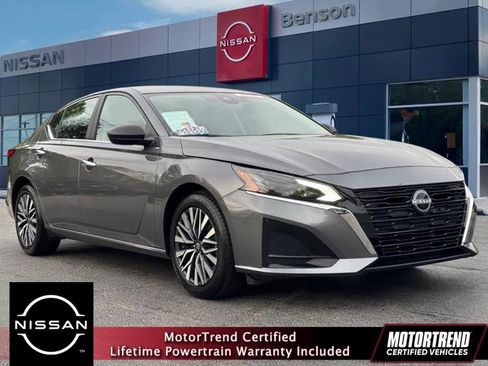 Certified 2025 Nissan Altima 2.5 SV FWD image 1