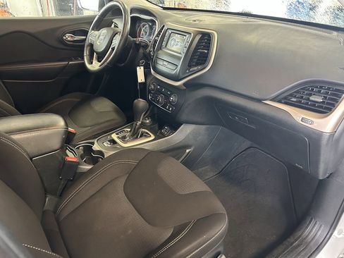 Used 2015 Jeep Cherokee Latitude AWD/4WD image 27