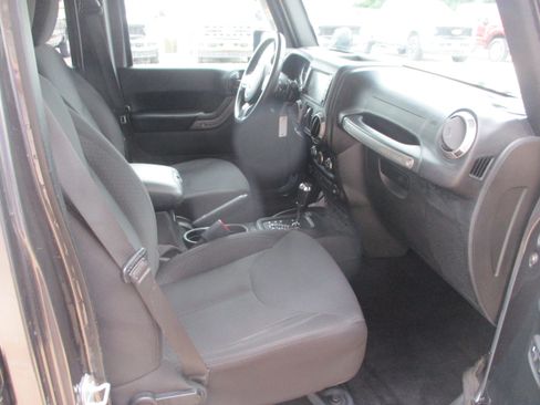Used 2018 Jeep Wrangler Unlimited Sport S AWD/4WD image 10