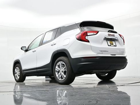 Used 2024 GMC Terrain SLE image 18
