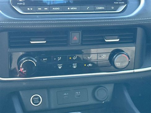 Used 2023 Nissan Rogue S image 15