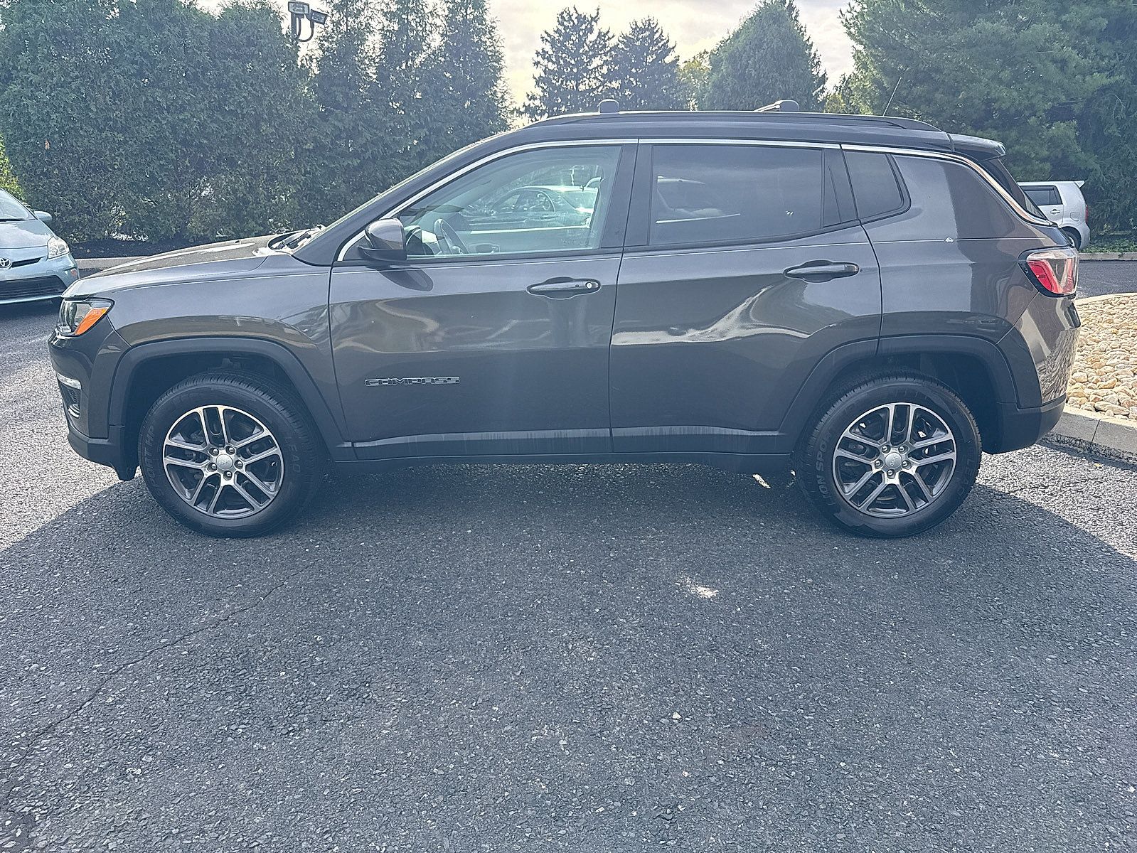 Used 2019 Jeep Compass Latitude w/ Popular Equipment Group AWD/4WD image 3