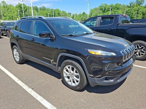 Used 2017 Jeep Cherokee Latitude w/ Comfort/Convenience Group AWD/4WD image 4