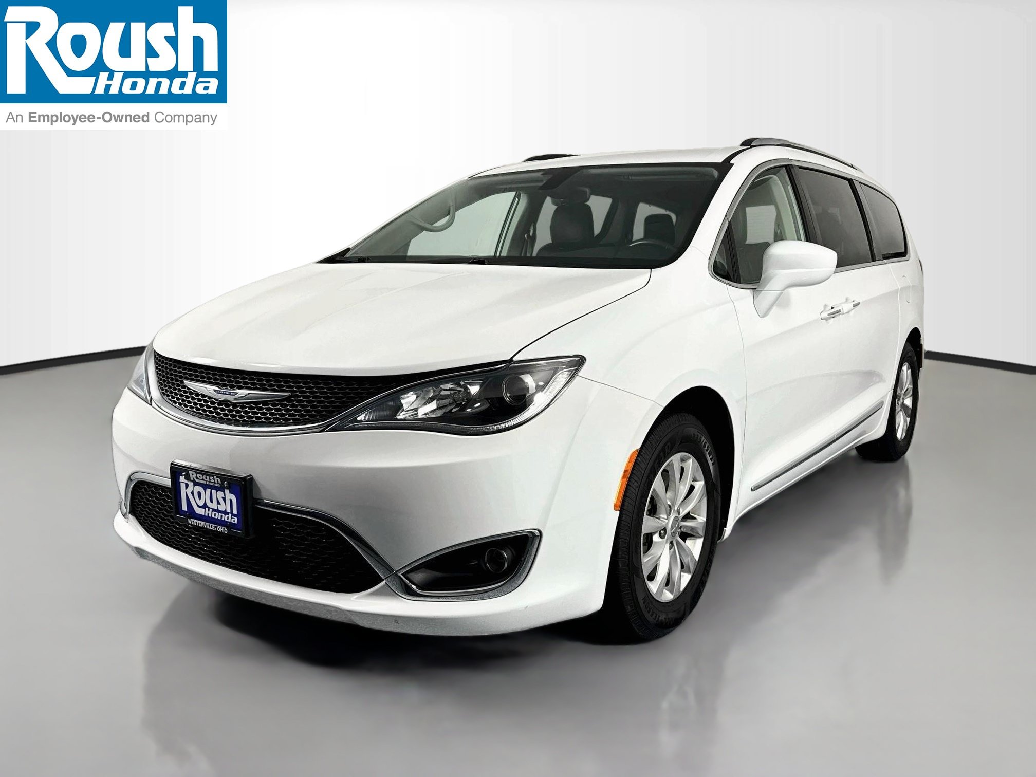 Used 2018 Chrysler Pacifica Touring-L FWD image 1