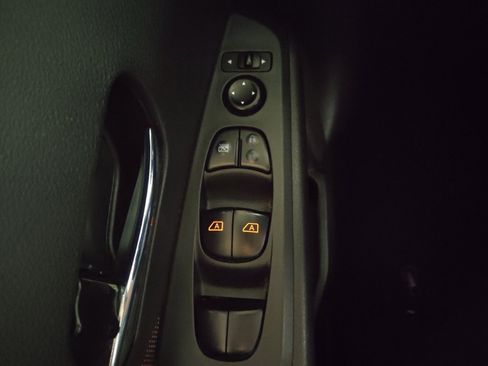 Used 2021 Nissan Kicks SR image 27