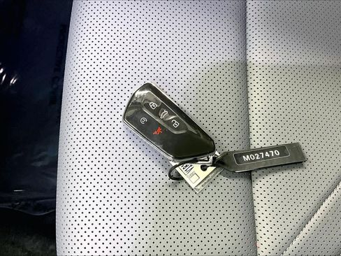 Used 2025 Volkswagen Tiguan SE image 13