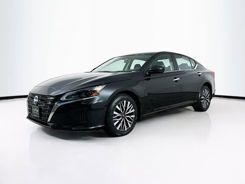 Used 2023 Nissan Altima 2.5 SV image 3