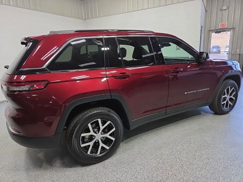 Used 2024 Jeep Grand Cherokee Limited w/ Luxury Tech Group II image 7