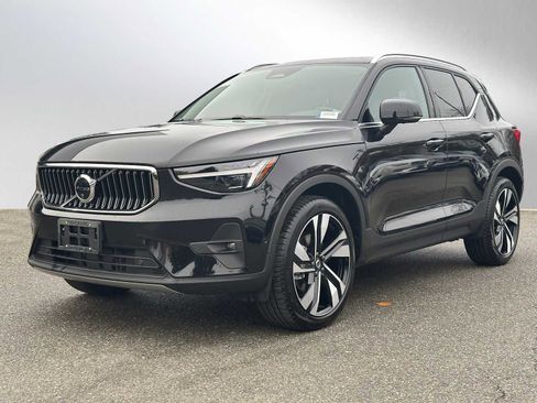 Used 2025 Volvo XC40 B5 Plus w/ Climate Package image 7