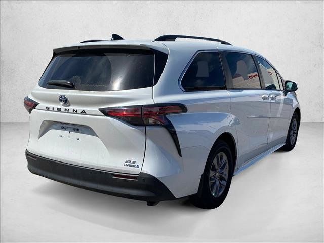 Used 2022 Toyota Sienna XLE w/ XLE Plus Package FWD image 5