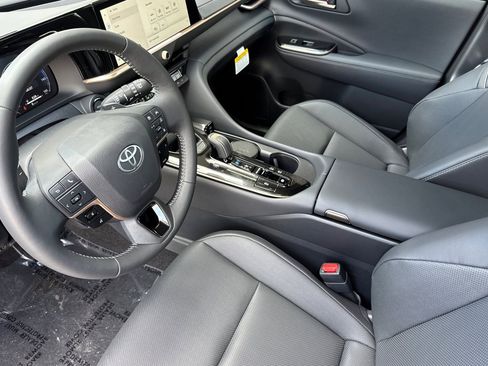 Certified 2025 Toyota Crown Signia image 12