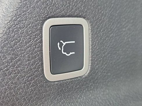 Used 2021 Chrysler Pacifica Touring-L w/ Premium & Safety Sphere Group FWD image 10
