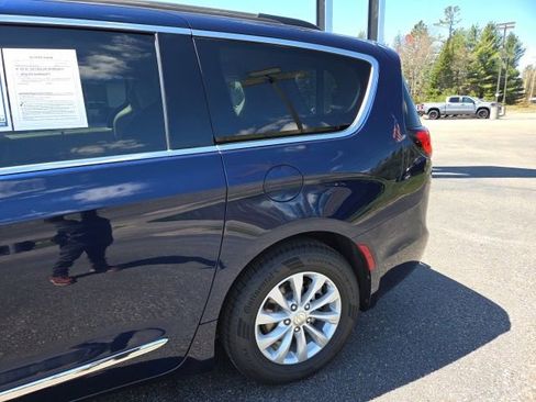 Used 2017 Chrysler Pacifica Touring-L FWD image 32