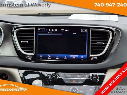 Used 2023 Chrysler Pacifica Touring-L image 10