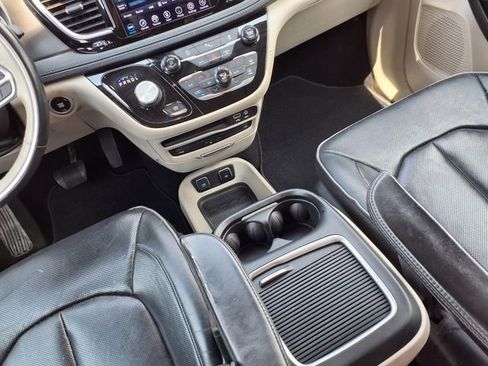 Used 2019 Chrysler Pacifica Limited FWD image 12