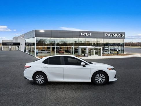 Used 2018 Toyota Camry FWD image 2