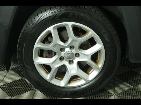 Used 2015 Jeep Renegade Latitude w/ Cold Weather Group FWD image 8