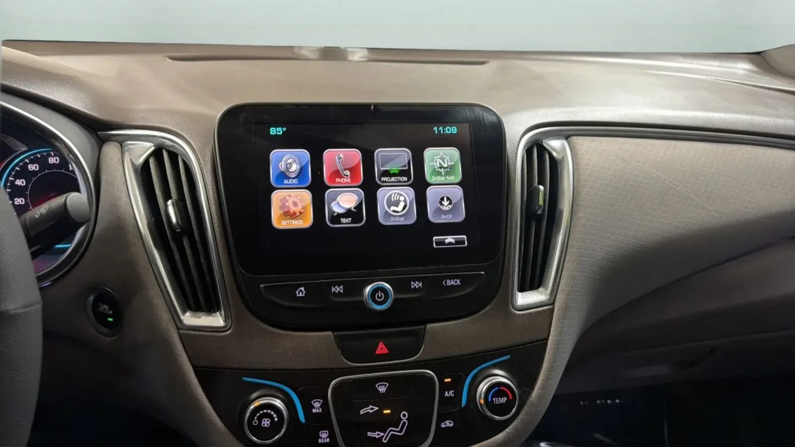 Used 2018 Chevrolet Malibu LT FWD image 13