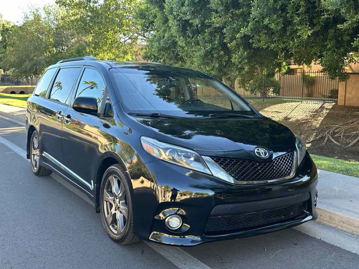 Used 2017 Toyota Sienna SE w/ SE Preferred Package FWD image 2