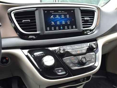 Used 2018 Chrysler Pacifica Touring-L FWD image 19