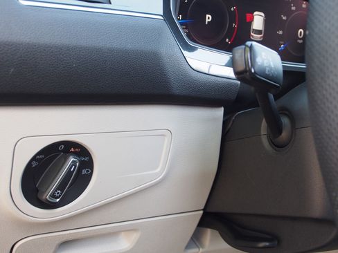 Used 2022 Volkswagen Tiguan SEL R-Line image 21