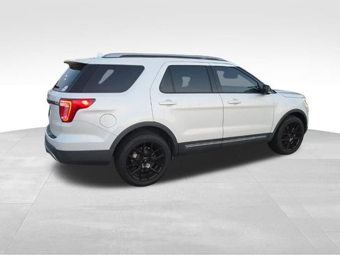 Used 2016 Ford Explorer XLT w/ Equipment Group 202A AWD/4WD image 11