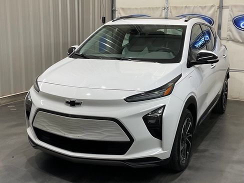 Used 2023 Chevrolet Bolt EUV Premier w/ Sun & Sound Package FWD image 3