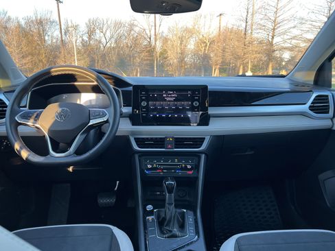 Used 2025 Volkswagen Taos SE w/ Panoramic Sunroof Package image 27