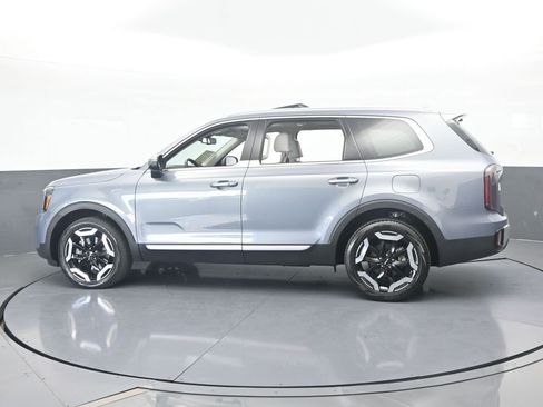 Used 2024 Kia Telluride EX w/ EX Captain's Chair Package image 3