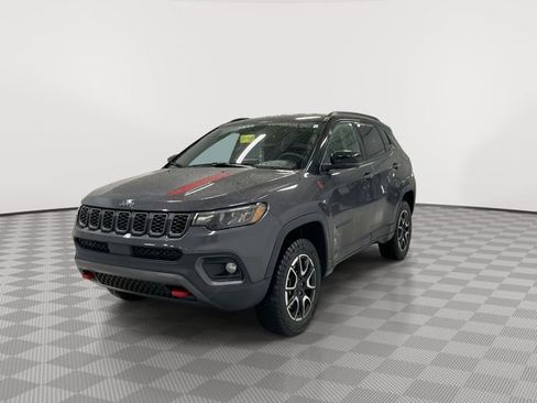 Used 2024 Jeep Compass Trailhawk image 4