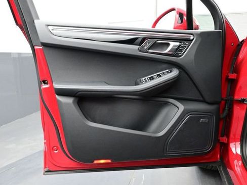 Certified 2025 Porsche Macan image 7