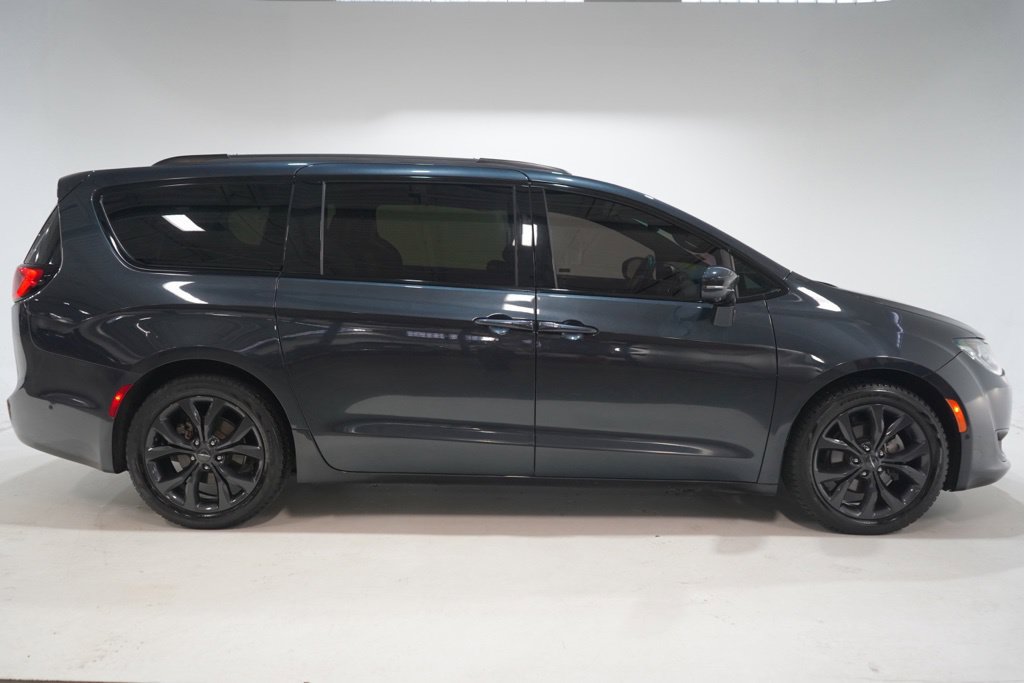 Used 2020 Chrysler Pacifica Limited w/ Quick Order Package 27H Red S FWD image 8
