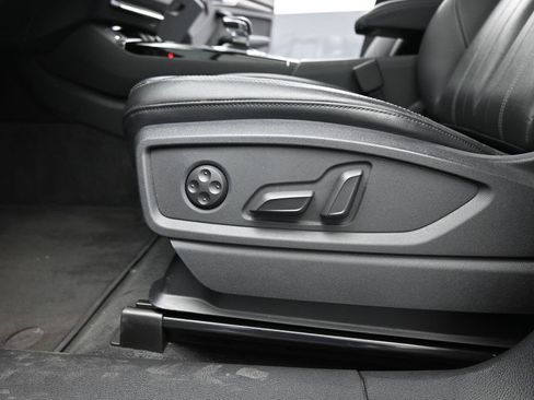 Used 2023 Audi Q5 2.0T Premium w/ Convenience Package image 11