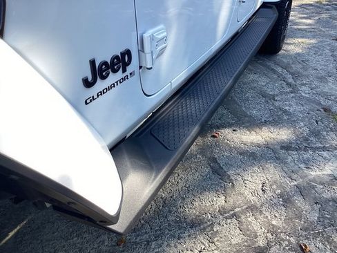Certified 2023 Jeep Gladiator Overland AWD/4WD image 16