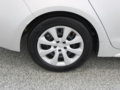Used 2021 Toyota Corolla LE FWD image 6