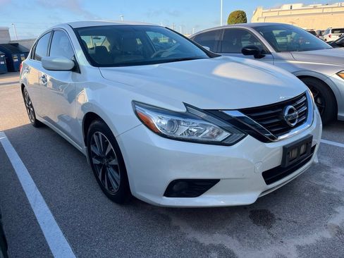 Used 2017 Nissan Altima 2.5 SV w/ Interior Lighting Package FWD image 2