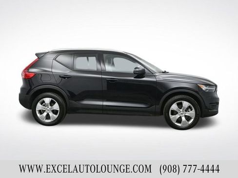Used 2022 Volvo XC40 T5 Momentum image 7
