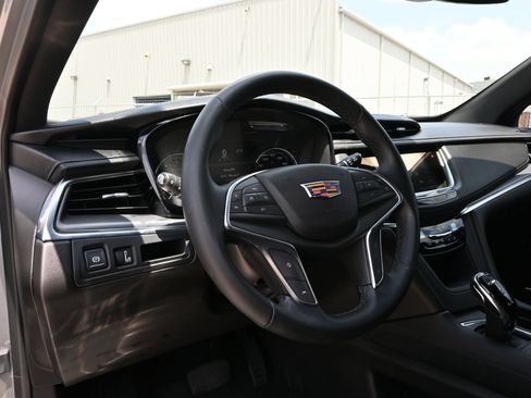 Used 2025 Cadillac XT5 Luxury w/ LPO, Floor Liner Package FWD image 18