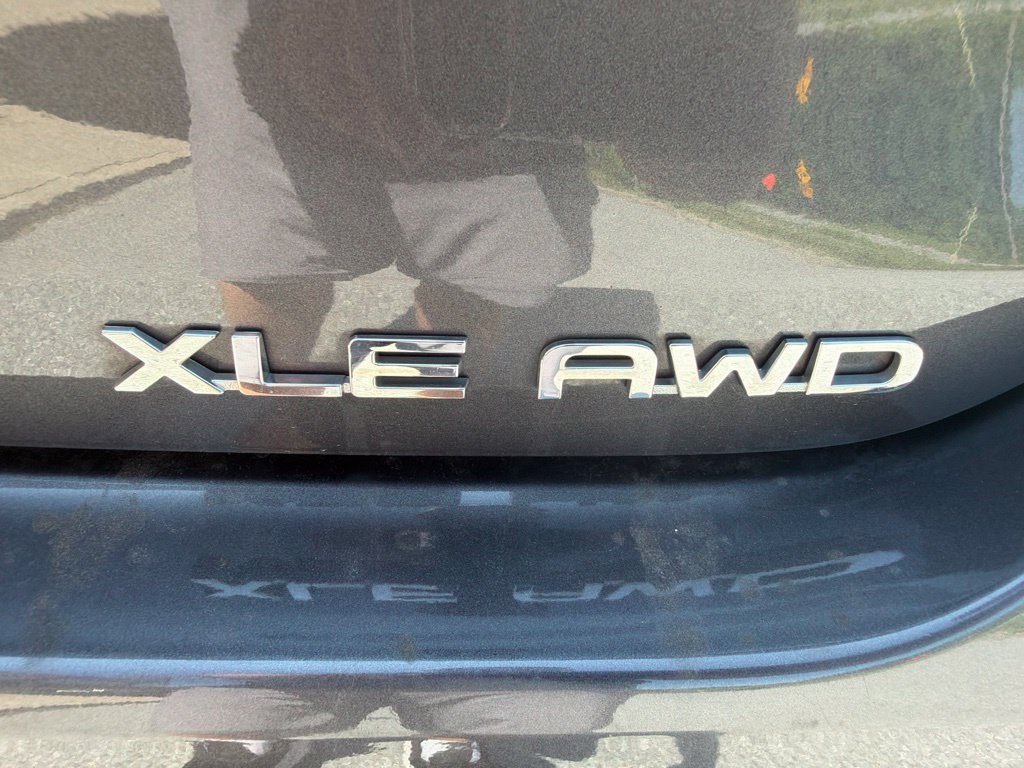 Used 2021 Toyota Highlander XLE AWD/4WD image 15