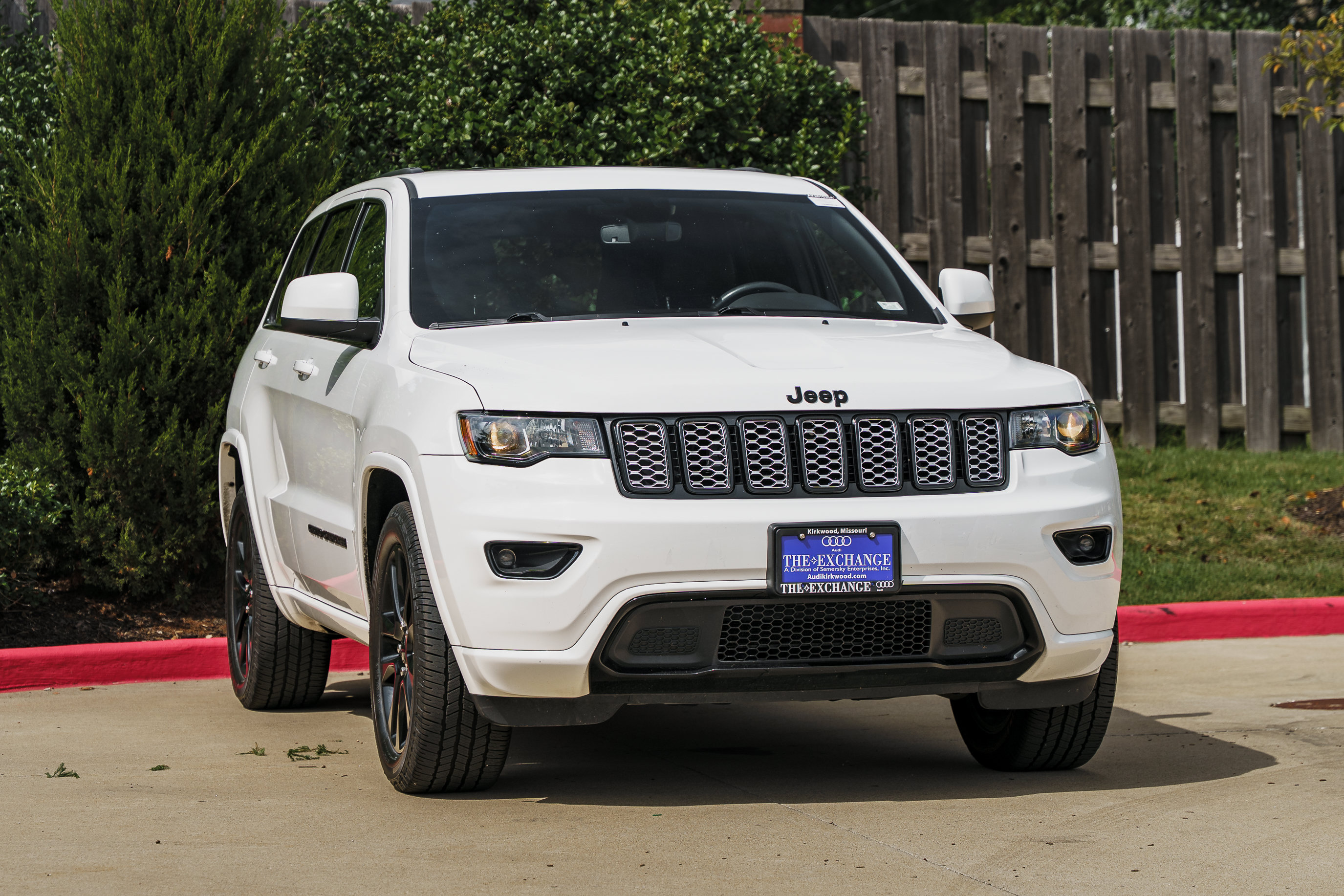 Used 2020 Jeep Grand Cherokee Altitude AWD/4WD image 2