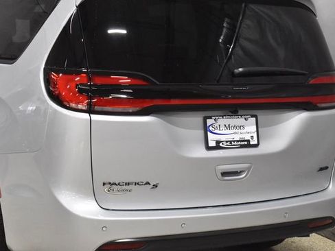 New 2026 Chrysler Pacifica Select w/ S Appearance Package AWD/4WD image 9