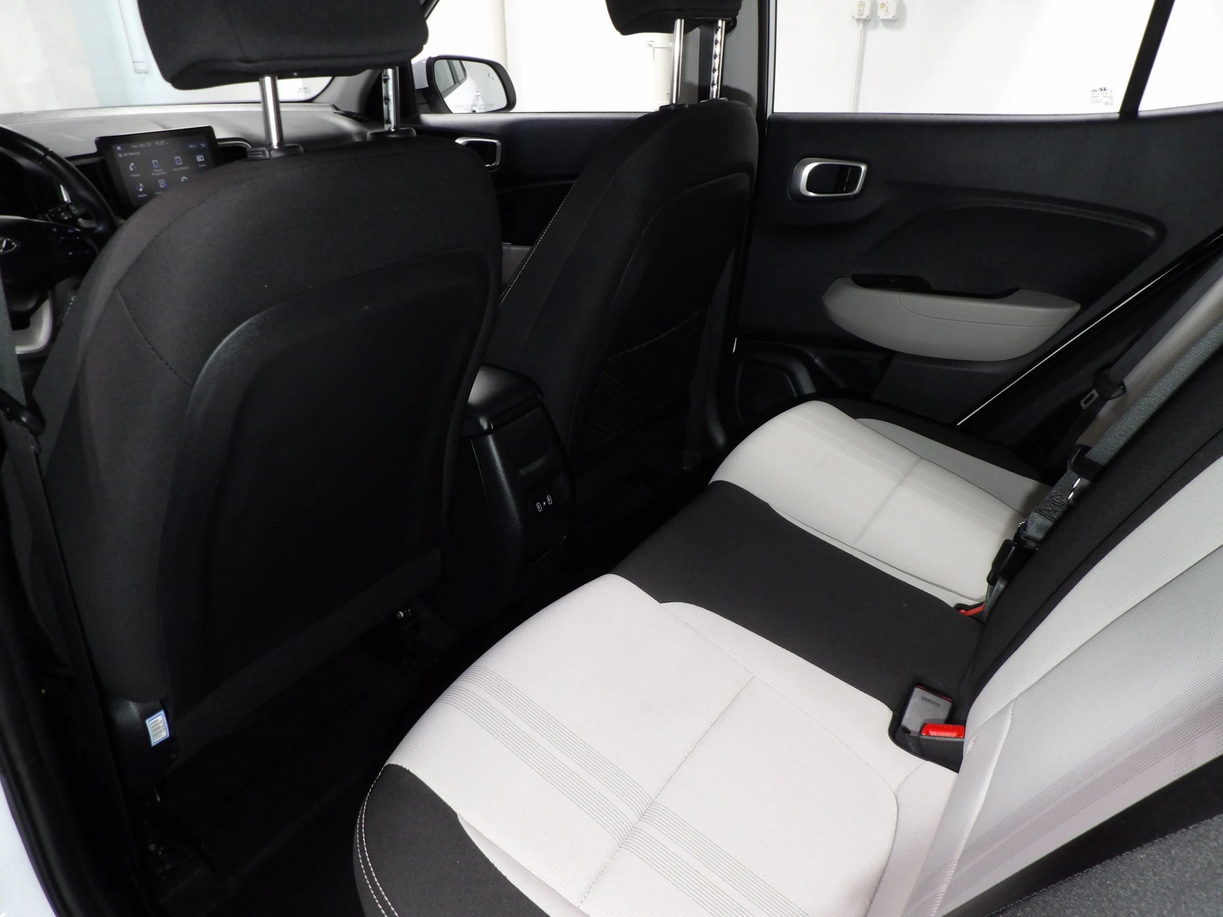 Used 2025 Hyundai Venue SEL FWD image 9