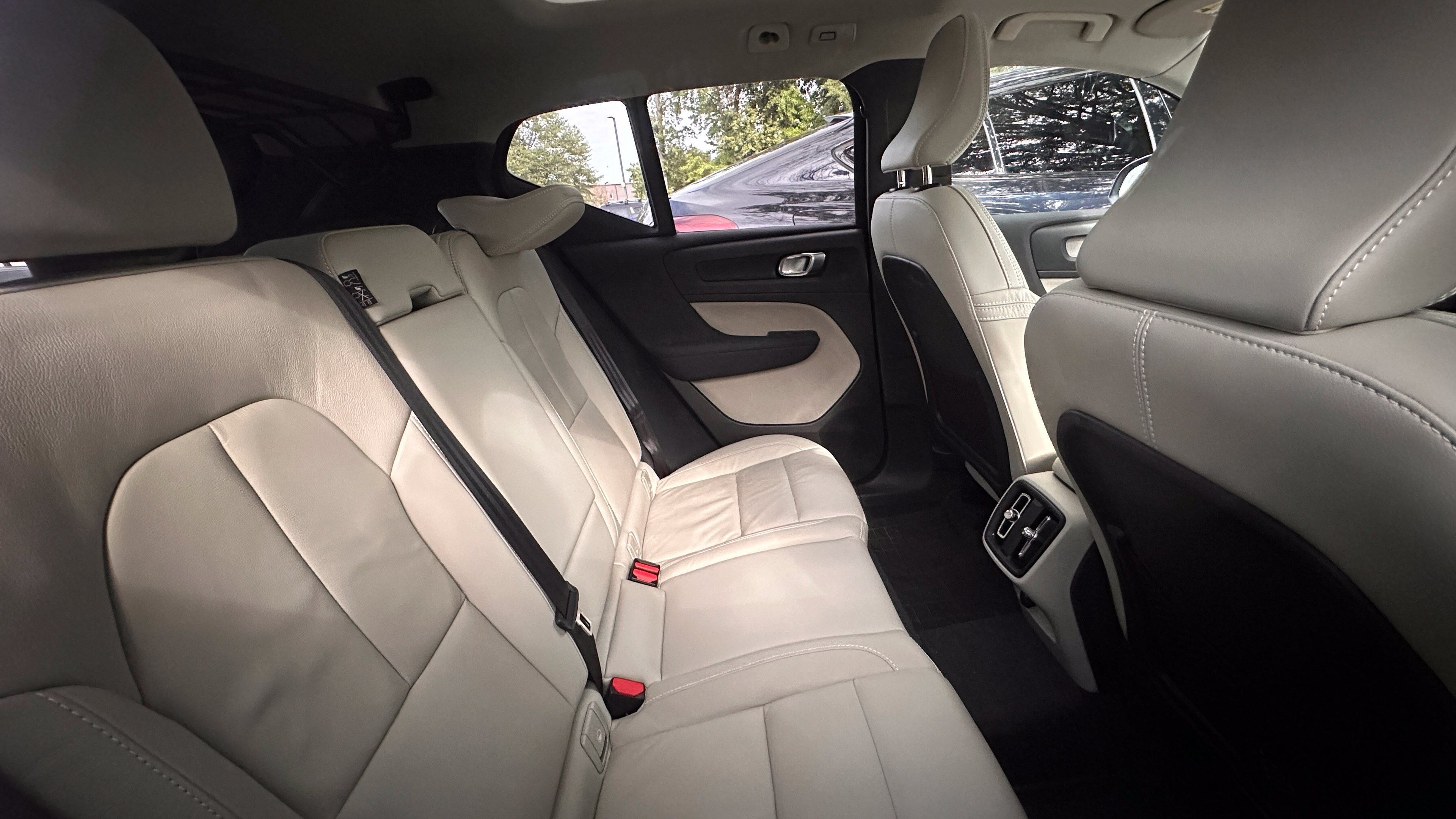 Used 2023 Volvo XC40 B4 Plus w/ Protection Package Premier FWD image 16