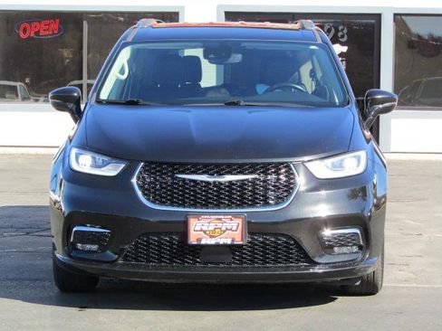 Used 2021 Chrysler Pacifica Touring-L image 7