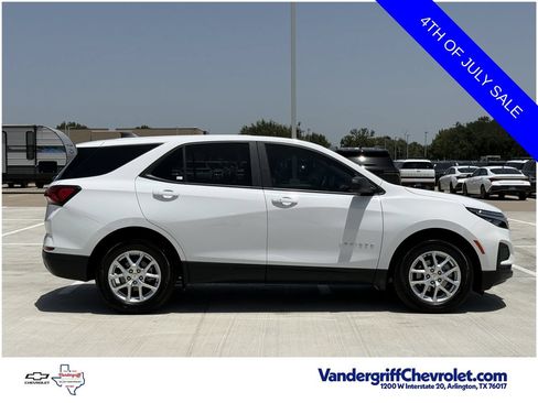 Certified 2024 Chevrolet Equinox LS w/ LS Convenience Package FWD image 3