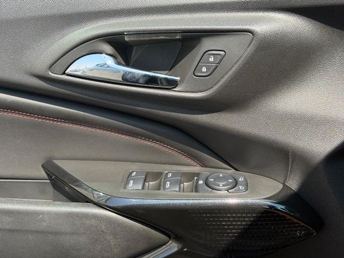 Used 2025 Chevrolet Trax RS w/ Sunroof Package FWD image 31