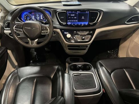 Used 2023 Chrysler Pacifica Touring-L FWD image 3